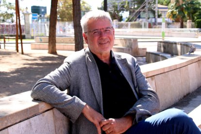 El exalcalde de Tarragona, Pau Ricomà, sentado en un banco de la plaza de los Carros.