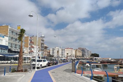 Imatge del passeig marítim de l'Ampolla.