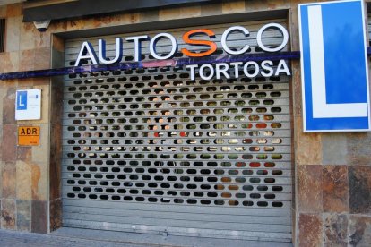 Instalaciones de la autoescuela Roquetes-Temple precintadas tras la operación policial contra el presunto fraude de los exámenes de conducir.