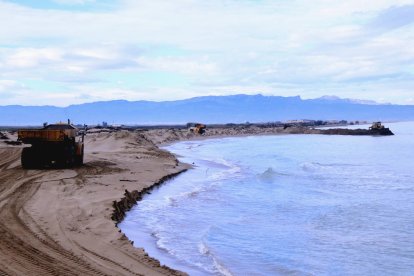 Un camió transita en direcció a la punta del Fangar en les obres de restauració del tram de costa.