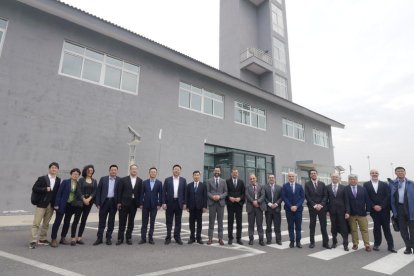 El conseller Torrent, en una foto de família en la inauguració del centre d'Idiada a la Xina.