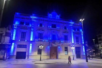 L'Hospitalet ja es va tenyir de blau per reconèixer l'Educació Social.