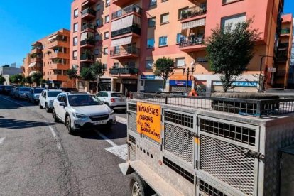 Cola de coches manifestándose durante esta mañana en la avenida del Principat d'Andorra.