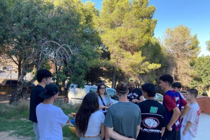 La directora general de ACJ, Laia Girós, con los jóvenes participantes en el KLK.