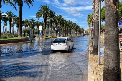 La avenida Jaume I completamente inundada esta mañana.