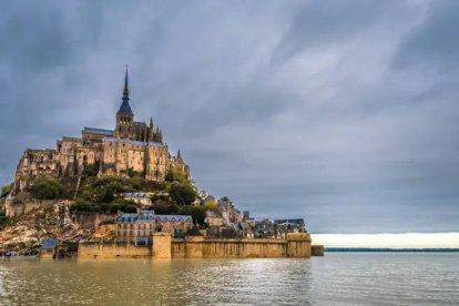 Marea alta a Mont Saint Michel, a Normandia.