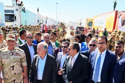 El secretario general de la ONU, Antonio Guterres, en su visita al paso de Rafah.