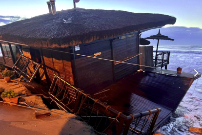 El bar Surfer's la mañana del viernes. El establecimiento no podrá abrir después de caer la estructura.