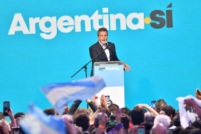 El candidato presidencial Sergio Massa habla tras conocerse los resultados de la primera vuelta de las elecciones argentinas, en Buenos Aires