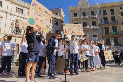 Una vez en la plaza, los alumnos han leído manifiestos contra el cambio climático.