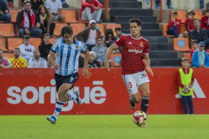 Mario Rodríguez conduïnt la pilota durant el partit contra la Real Sociedad B del darrer diumenge.