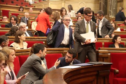 El líder del PSC en el Parlament, Salvador Illa, se marcha del hemiciclo tras la sesión de control en el pleno del Parlament.