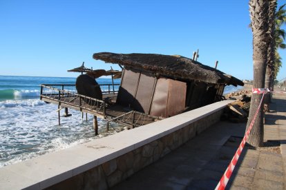 Un chiringuito que ha sufrido desperfectos a raíz del temporal Aline en la playa Larga de Roda de Berà.