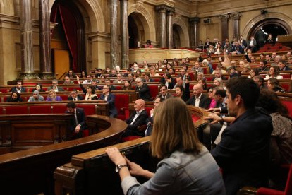 Los grupos marcan la posición de voto en las emites del debate en la totalidad de la regulación de las fiestas tradicionales con toros, en el pleno del Parlament.