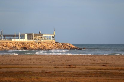 L'escullera del port de Coma-ruga, on hauria bolcat l'embarcació.