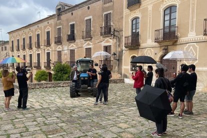 L'equip del programa 'Una altra història' durant el rodatge al Monestir de Santes Creus.