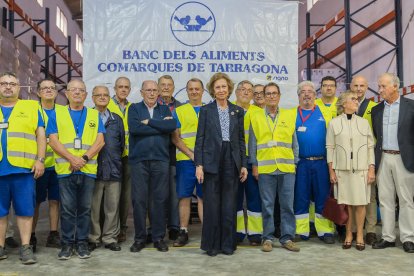 La reina Sofia va ser rebuda per autoritats, representants del Banc i voluntaris en la seva visita.