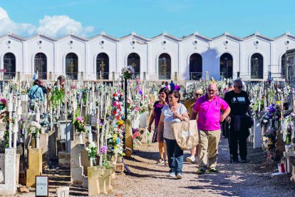 Tots els cementiris han ampliat o ampliaran els seus horaris per facilitar la visita dels familiars.