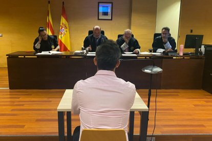 D'esquenes, el condemnat per clavar un cop de puny a un home a Lloret de Mar i fer-li perdre el sentit de l'olfacte.