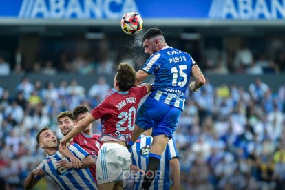 El defensa Pablo Vázquez, un dels més destacats del Deportivo, rematant una jugada.