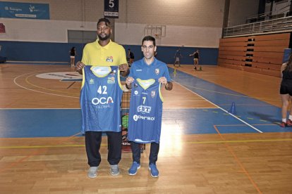 David Fernández, del CBT, i el jugador del CB Salou CJ Barksdale.