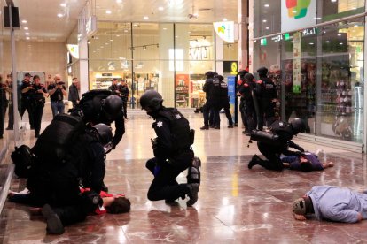 La Unitat d'Intervenció i Suport (UIS) del SEM i Mossos d'Esquadra en el simulacre d'atemptat terrorista a l'estació de Sants de Barcelona.