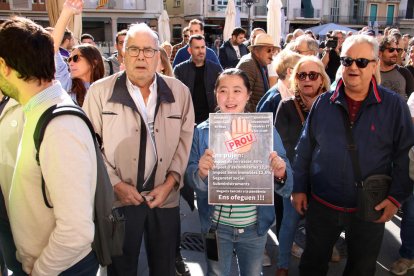 Veïns de Reus protestant a la plaça del Mercadal contra la pujada dels impostos

Data de publicació: divendres 27 d'octubre del 2023, 13:00

Localització: Reus

Autor: Mar Rovira