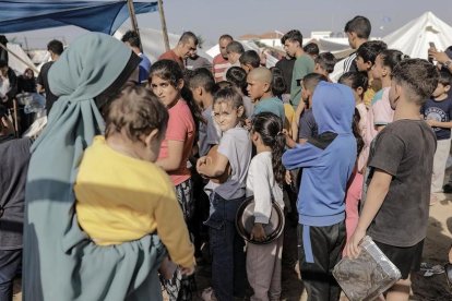 Palestinos buscan refugio en los terrenos del centro de la UNRWA en el campamento de Khan Yunis en Gaza.