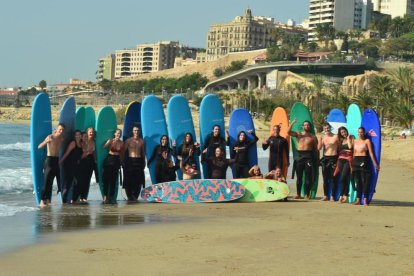 Participantes en una clase de surf de la Trrgn Surf School.