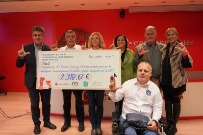 fotografia de l'acte d'entrega de la recaptació del III Concert Solidari en benefici de l'Associació Swim For Ela,