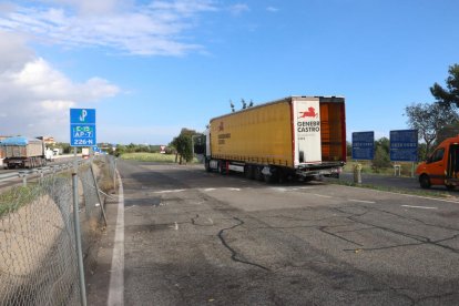 Imatge de l'AP-7 al seu pas per Roda de Berà (Tarragonès), on estava estacional el camió i ha tingut lloc l'accident.