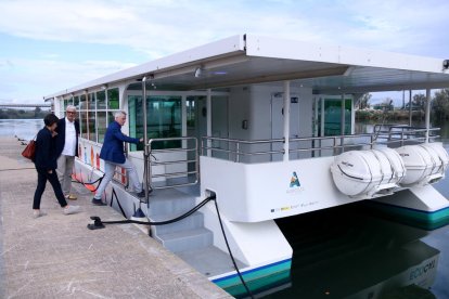 L'alcalde d'Amposta, Adam Tomàs, acompanyat del regidor Tomàs Bertomeu i la regidora Inés Martí, accedeixen a l'embarcació turística fluvial.