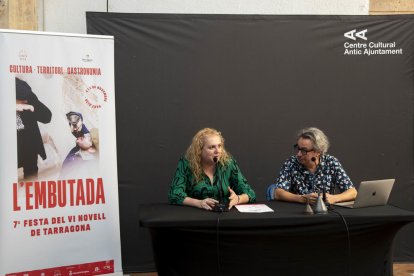 La consejera de Cultura, Sandra Ramos y Berna Ríos, presidente de la Asociación Santa Teca.