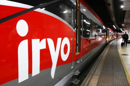 Un tren d'Iryo aturat a les vies de l'estació de Sants.