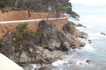 Camí de ronda de s'Agaró on un home ha mort després de caure al buit.