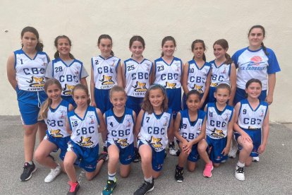 L'equip aleví femení del CB Cambrils en una foto de plantilla d'aquesta temporada.