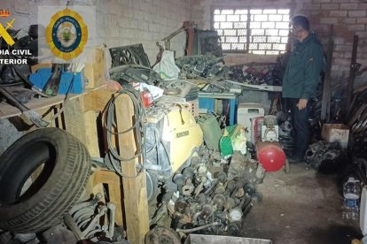 El taller mecànic il·legal localitzat en una granja de pollastres abandonada del nucli de Jesús, a Tortosa.