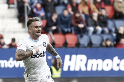 El centrocampista del Girona Aleix García celebra su gol durante el partido ante Osasuna.