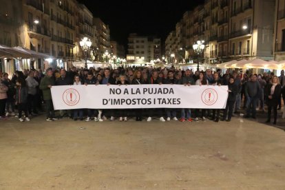 Imatge dels assistents a la manifestació contra la pujada d'impostos a Tarragona, aquest divendres a la tarda.