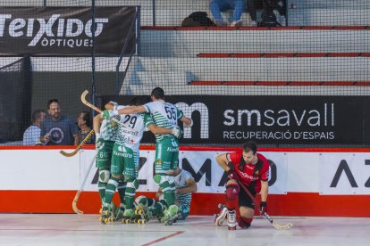 Los jugadores del Calafell celebrando un gol.