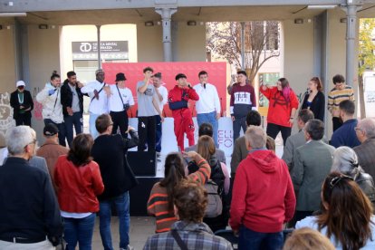 Jóvenes usuarios del programa social 'Ocell de Foc' cantando rap en la fiesta de celebración del primer aniversario.