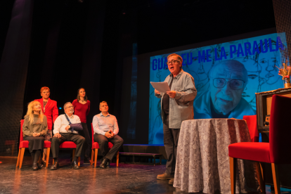 L'espectacle combina el teatre amb el gènere documental i assagístic.