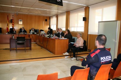 L'home acusat d'assassinar la seva parella a Cambrils l'any 2021, els advocats, el fiscal i el tribunal a l'arrencada del judici que se celebra a l'Audiència de Tarragona.