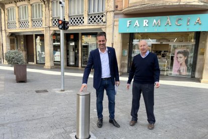 L'alcalde de Tortosa, Jordi Jordan, i el regidor de Mobilitat i Seguruetat, Francesc Vallespí, davant una de les pilones automàtiques.