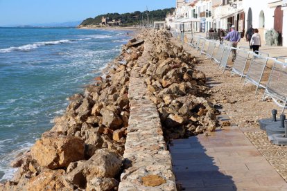 El paseo marítimo de Altafulla ha perdido la playa y las olas han generado destrozos en la estructura, junto a las casas.