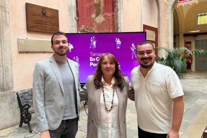 La diputada d'ECP al Parlament, Yolanda López, i els regidors d'ECP a l'Ajuntament de Tarragona, Jordi Collado i Toni Carmona, en roda de premsa.