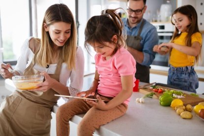 Les famílies voluntàries rebran, mitjançant eines digitals, pautes per millorar els hàbits d'alimentació dels adults, dels infants i dels adolescents.