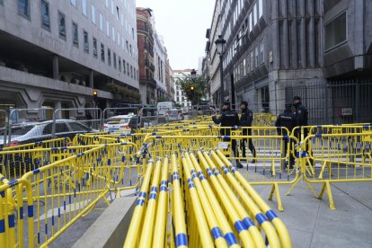 Tanques metàl·liques blindant el recinte del Congrés dels Diputats.