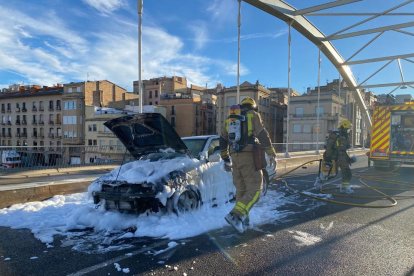 Imatge del cotxe cremat a Tortosa.