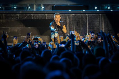 Desenes de telèfons mòbils enregistren Bruce Springsteen durant el concert a l'Estadi Olímpic de Barcelona.